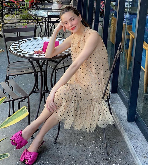 Cô nhận được nhiều lời khen khi diện bộ đầm chấm bi xòe bồng, kết hợp cùng set phụ kiện tông hồng xinh như công chúa.