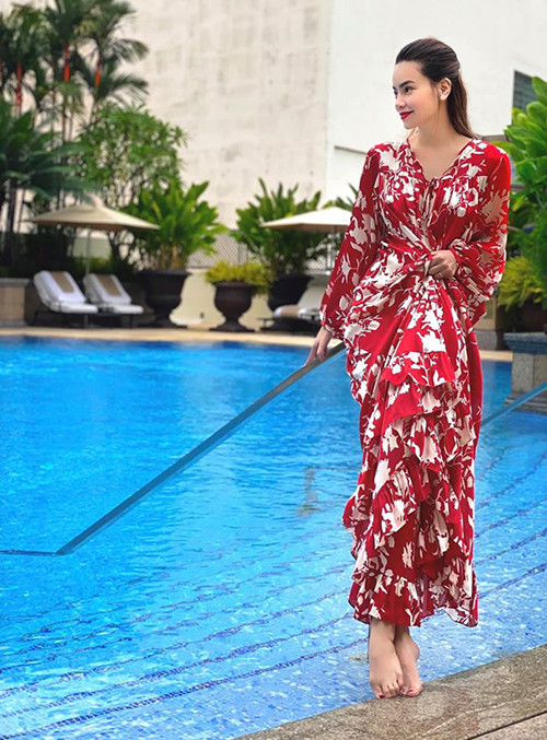 Đầm maxi hoa tông đỏ giúp Hà Hồ chứng minh "đẹp mọi hoàn cảnh".