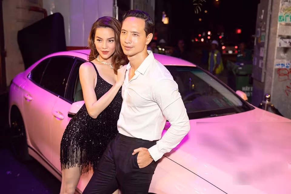 Trong sự kiện mới đây, Hồ Ngọc Hà lựa chọn chiếc đầm sequin đen gợi cảm dáng suông khéo léo che vòng hai.