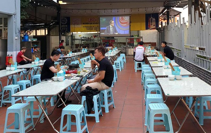 Ca thang ban hon chuc ket bia, quan nhau lo dong cua-Hinh-2