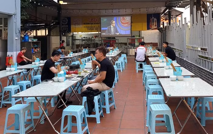 Ca thang ban hon chuc ket bia, quan nhau lo dong cua-Hinh-2