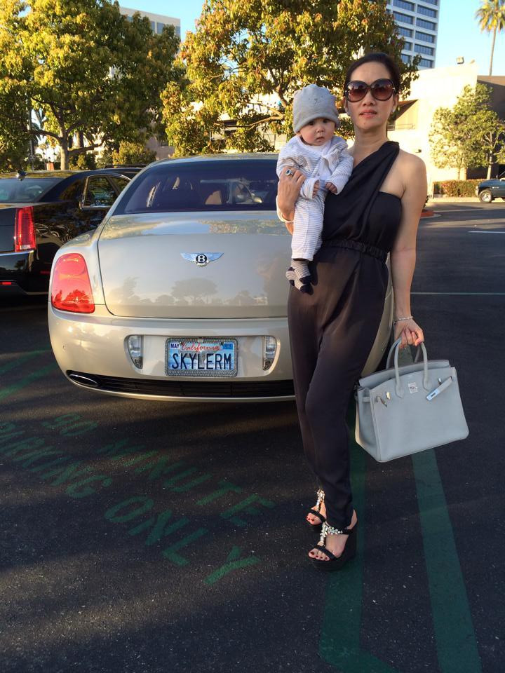 Đi kèm các bộ đồ thời thượng là những chiếc túi xách hàng hiệu đắt đỏ.