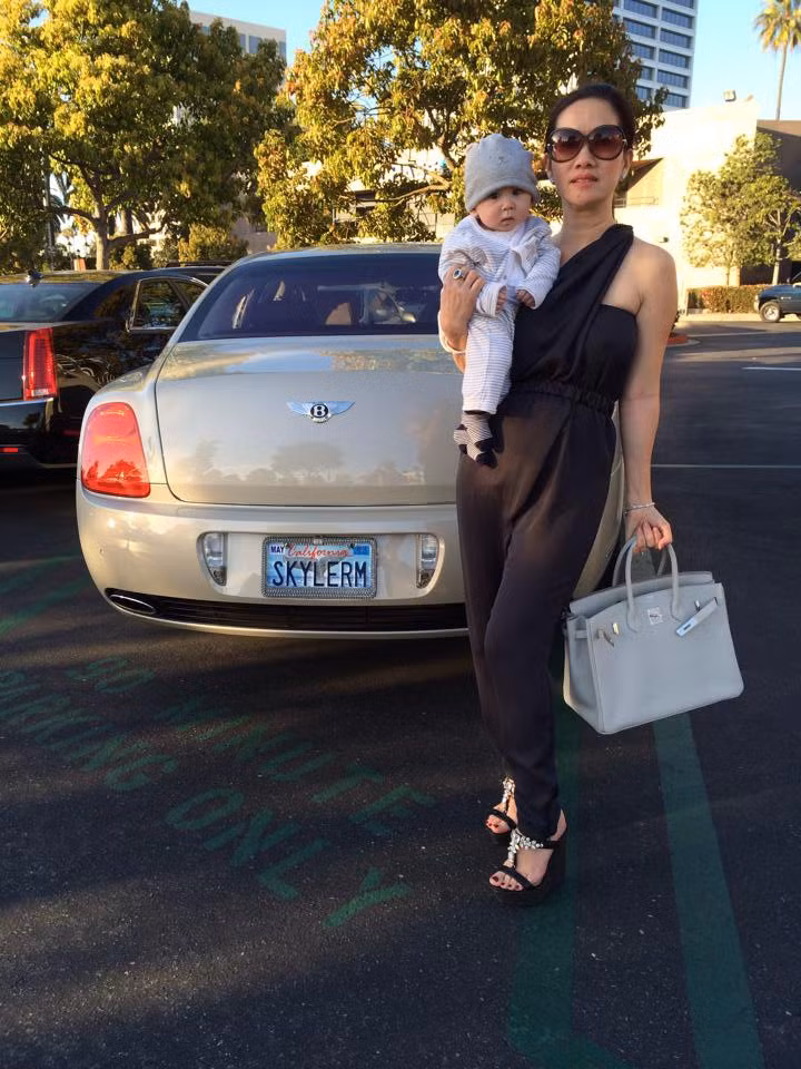 Đi kèm các bộ đồ thời thượng là những chiếc túi xách hàng hiệu đắt đỏ.