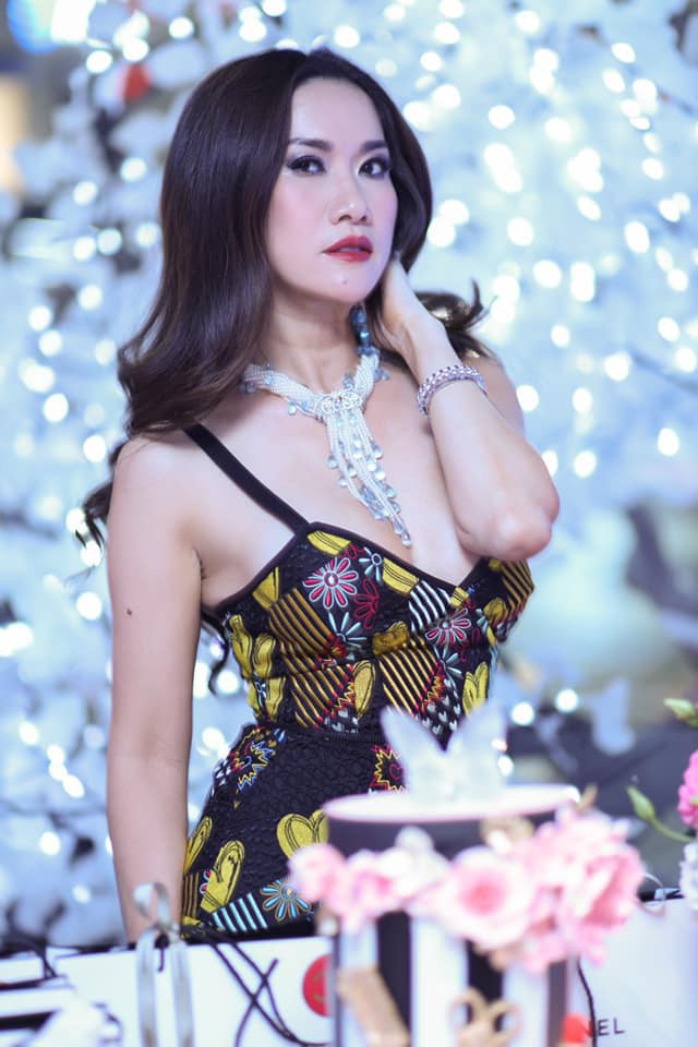 Mimi Morris khoe vòng một đầy đặn trong chiếc đầm hai dây sang trọng phối cùng set đồ trang sức hàng hiệu.