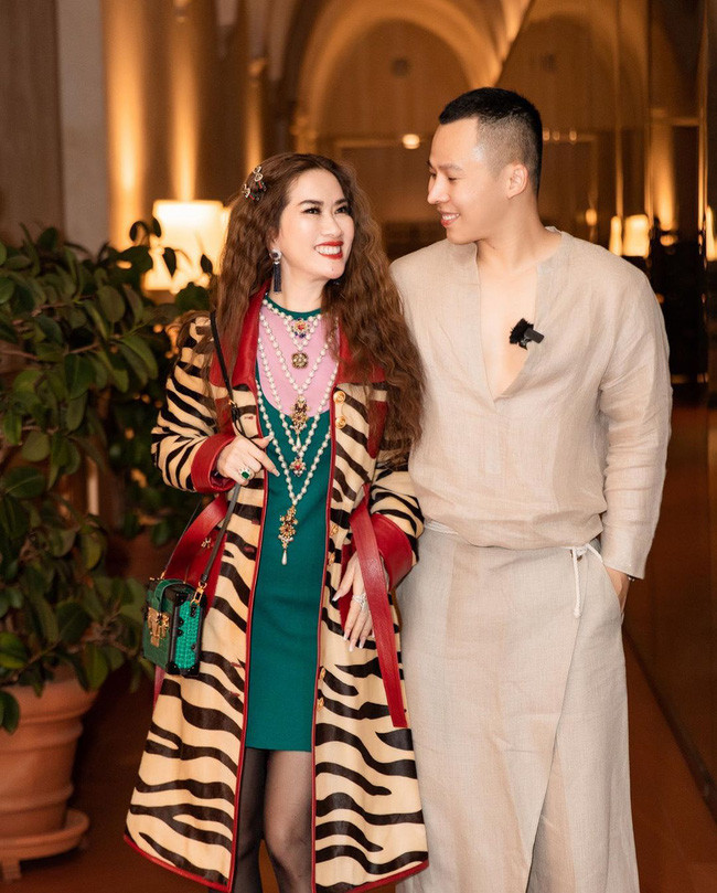 Mimi Morris cùng Vũ Khắc Tiệp dự show thời trang của thương hiệu đình đám Gucci. Cặp đôi gây ấn tượng với gu ăn mặc cực thời thượng và sành điệu.
