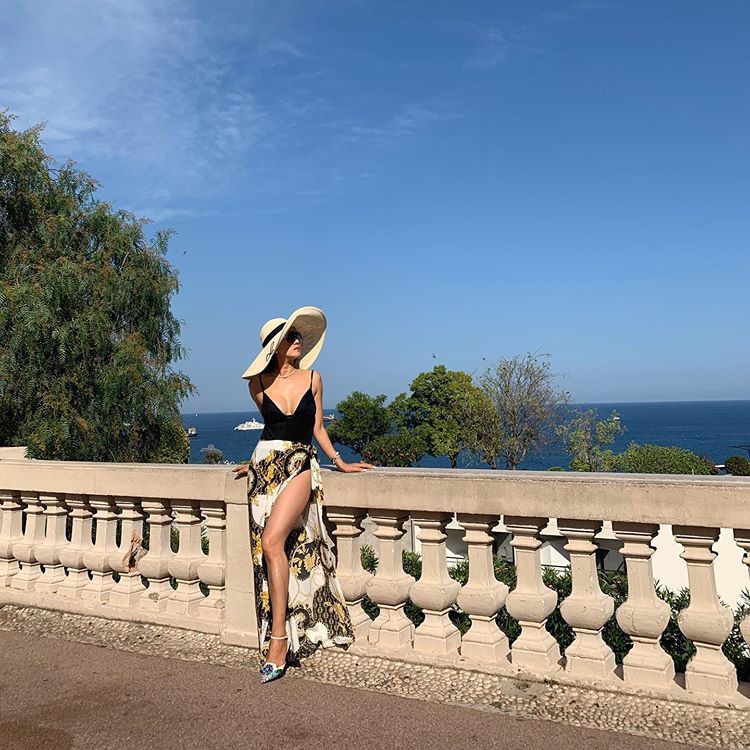 Khi đi biển, người đẹp phối đồ cực sexy và thời thượng.