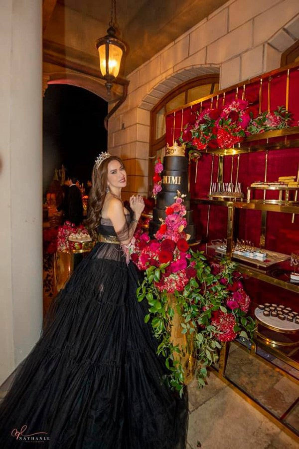 Dù bước qua tuổi ngũ tuần nhưng nữ tỷ phú gốc Việt vẫn khá trẻ trung và ăn mặc sành điệu không kém mỹ nhân nào.