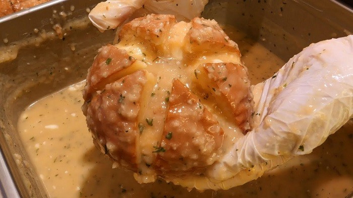 Bánh mì bơ tỏi phô mai Hàn Quốc có phần bánh giòn tan, thơm mùi bơ, nhân bên trong là phô mai béo ngậy khiến bất kỳ thực khách nào cũng không khỏi bị quyến rũ.