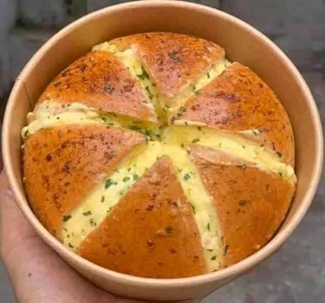 Bánh mì bơ tỏi phô mai Hàn Quốc hấp dẫn thực khách bởi sự hòa quyện giữa bánh mì giòn, phô mai béo ngậy bên trong cùng lớp sốt bơ tỏi thơm nồng.