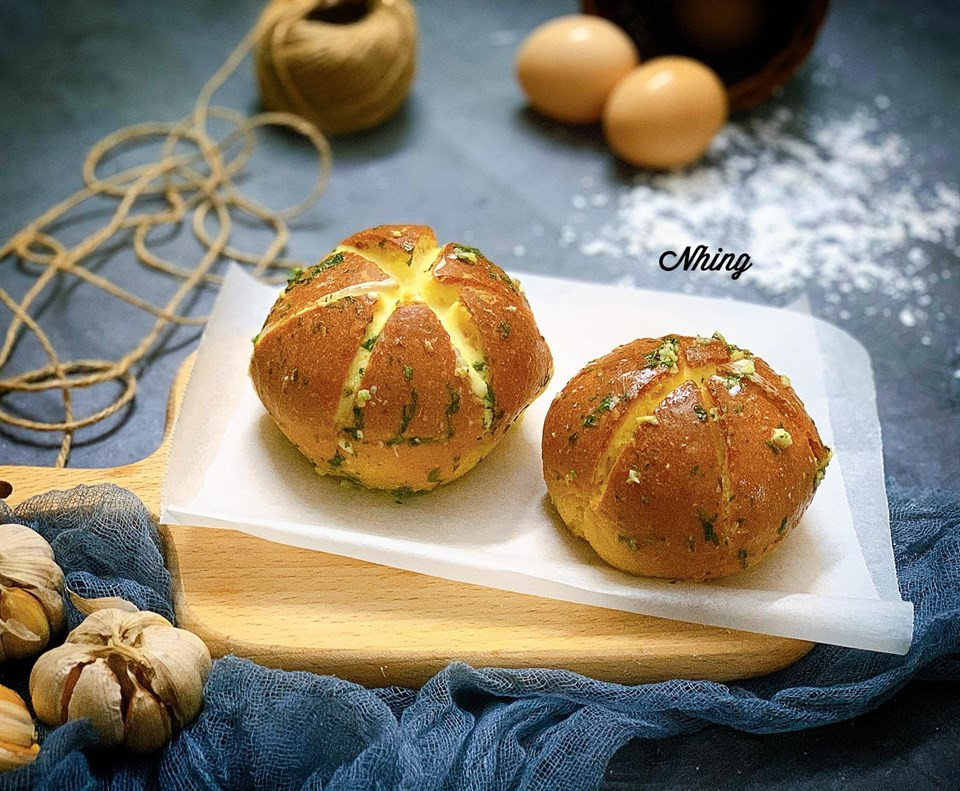 Điều làm nên khác biệt của món ăn này nằm ở phần sốt được làm từ tỏi 6 nhánh đặc sản hòn đảo Gaui tạo nên hương thơm đặc trưng, quyến rũ khó có thể khước từ.