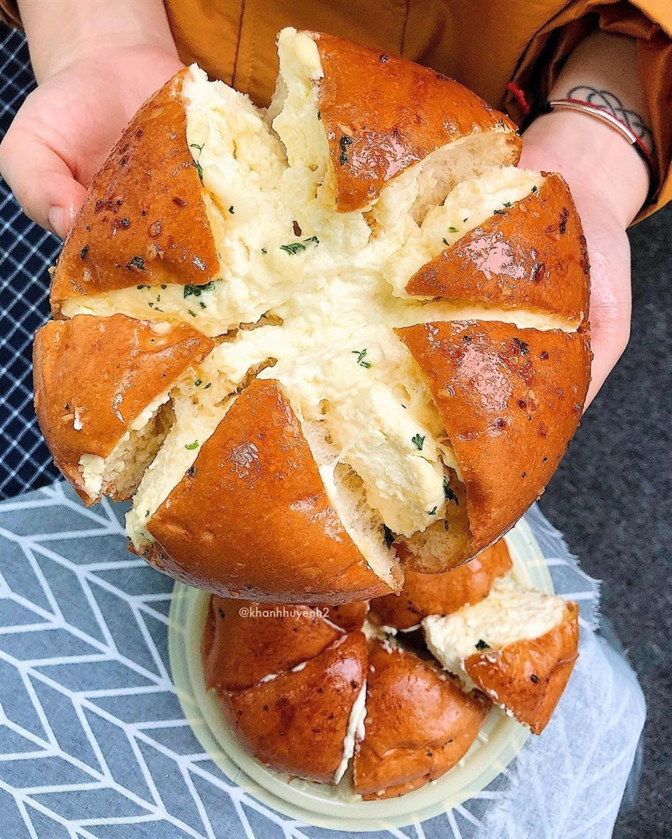 Nếu ghé qua tiệm hiện nay, bạn sẽ bắt gặp hàng dài người xếp hàng để chờ mua bánh mì bơ tỏi phô mai từ sáng sớm đến chiều muộn. Thậm chí chủ quán còn tiết lộ rằng mỗi ngày có thể bán tới 1.000 ổ bánh mì bơ tỏi.