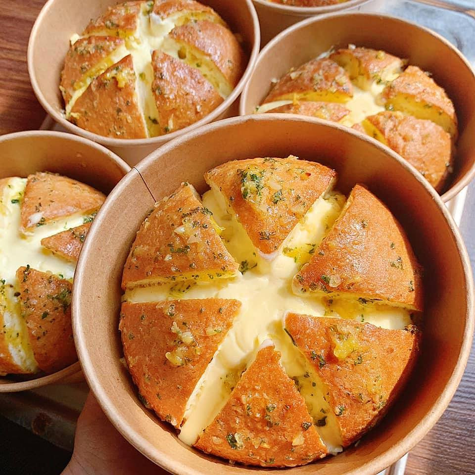 Tuy nhiên, nếu muốn được thưởng thức hương vị bánh "chính hãng", hãy đi du lịch Hàn Quốc và ghé qua tiệm bánh Pain Famille để thưởng thức món bánh đặc sắc với mức giá chỉ 3.000 won (khoảng 60.000 đồng)/chiếc.