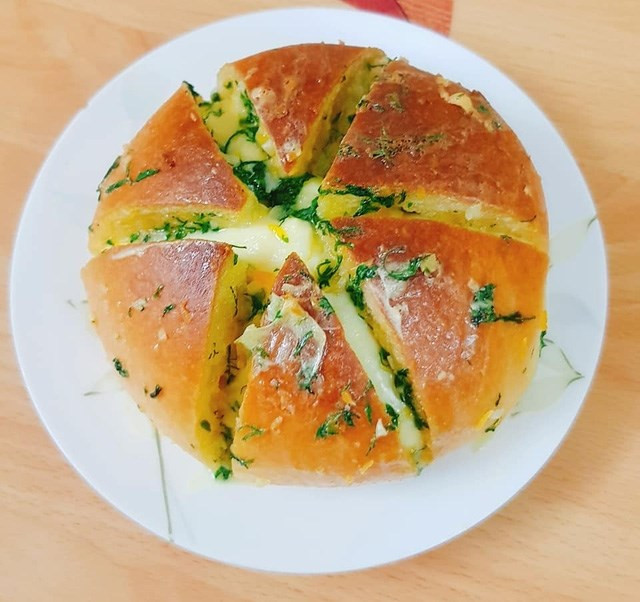 Món bánh mì này trong tiếng Hàn Quốc được gọi là "Yukjjok Maneul Ppang", gắn liền với nguyên liệu bí mật làm nên công thức món ăn này.