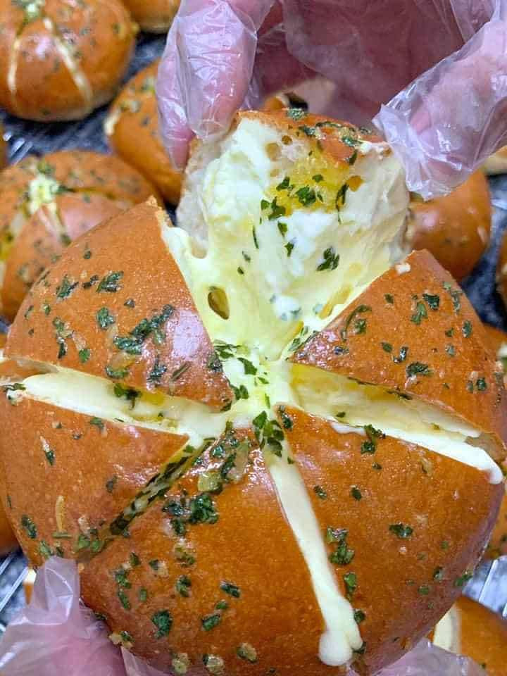 Thời gian gần đây, bánh mì bơ tỏi “nổi như cồn” trên các “chợ mạng” ở Việt Nam. Tuy nhiên, khách muốn thưởng thức phải đặt trước 1-2 ngày mới có hàng. Ảnh: Internet. Video "Chế biến món ngon từ nấm đông cô". Nguồn: VTC.