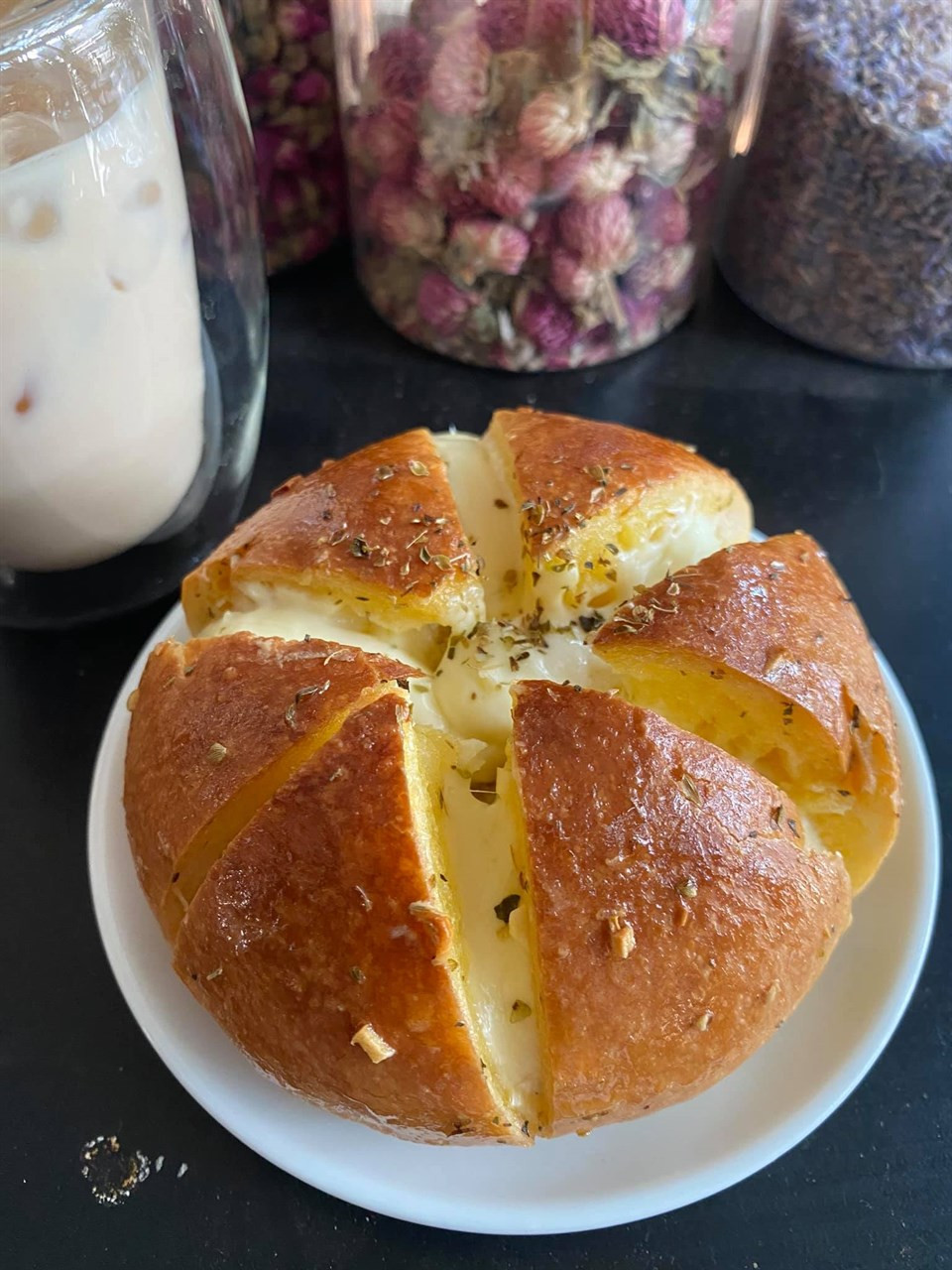 Dù chỉ là một tiệm bánh nhỏ bé ít ai biết đến nhưng khi có sự xuất hiện của món bánh mì thần thánh, cái tên Pain Famille vang danh khắp nơi.