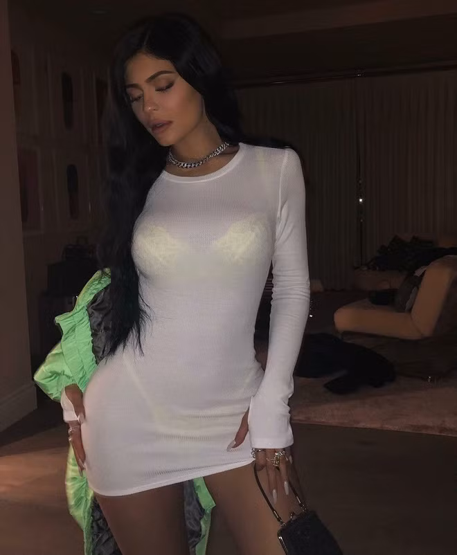 Kylie cũng từng gây khó hiểu khi diện mẫu đầm trắng chất liệu vải mỏng, lộ nội y sắc xanh neon nổi bật.