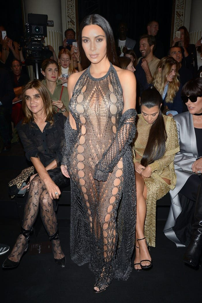 Chiếc đầm lưới hở hang mà Kim Kardashian West mặc đến tuần lễ thời trang Paris năm 2016.