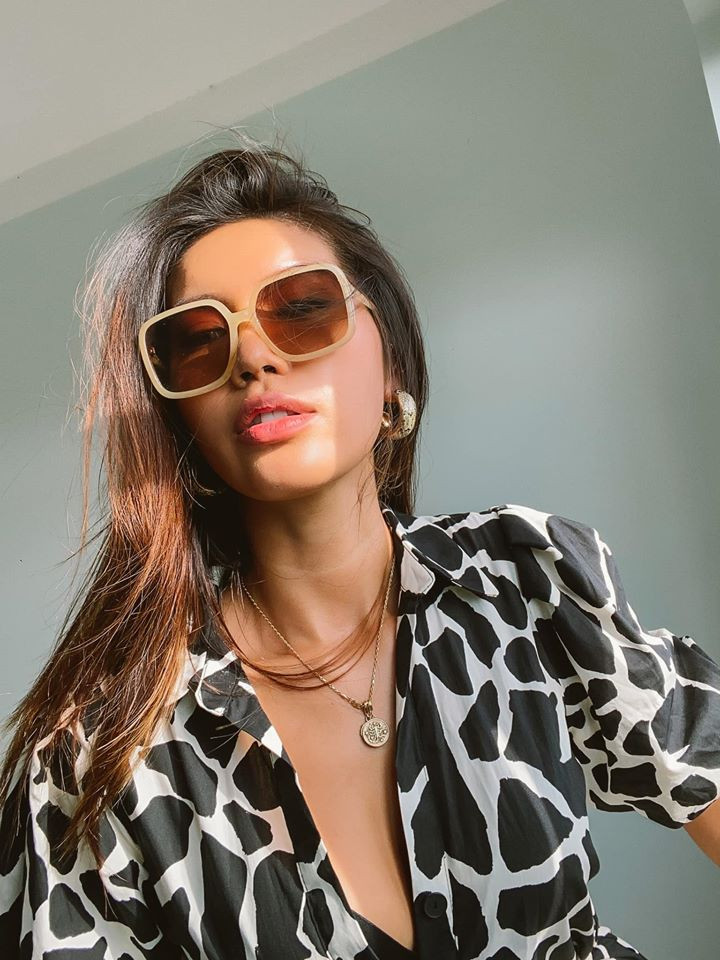 Trong thời gian thực hiện cách ly ở Trà Vinh, người mẫu Minh Tú vẫn tự tin mặc đẹp tạo dáng vô cùng hài hước và đáng yêu.