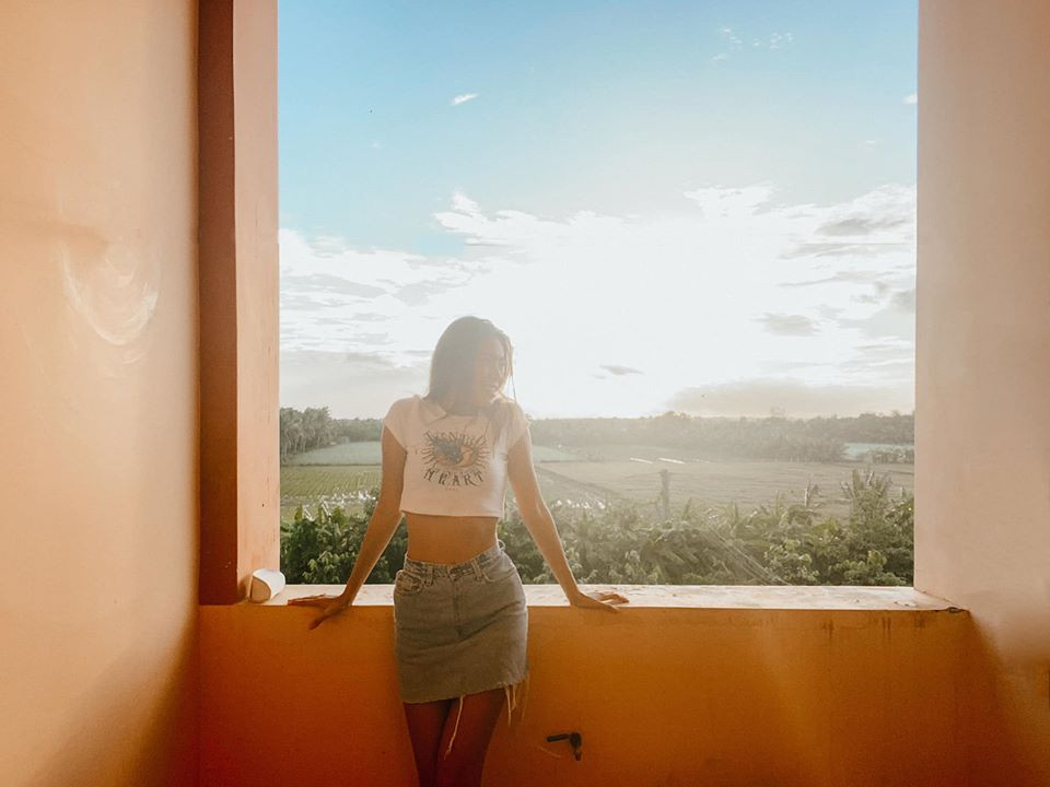 Áo hở eo và chân váy jeans rách được siêu mẫu phối hợp ăn ý để khoe vòng eo thon gọn và hình thể khoẻ khoắn.