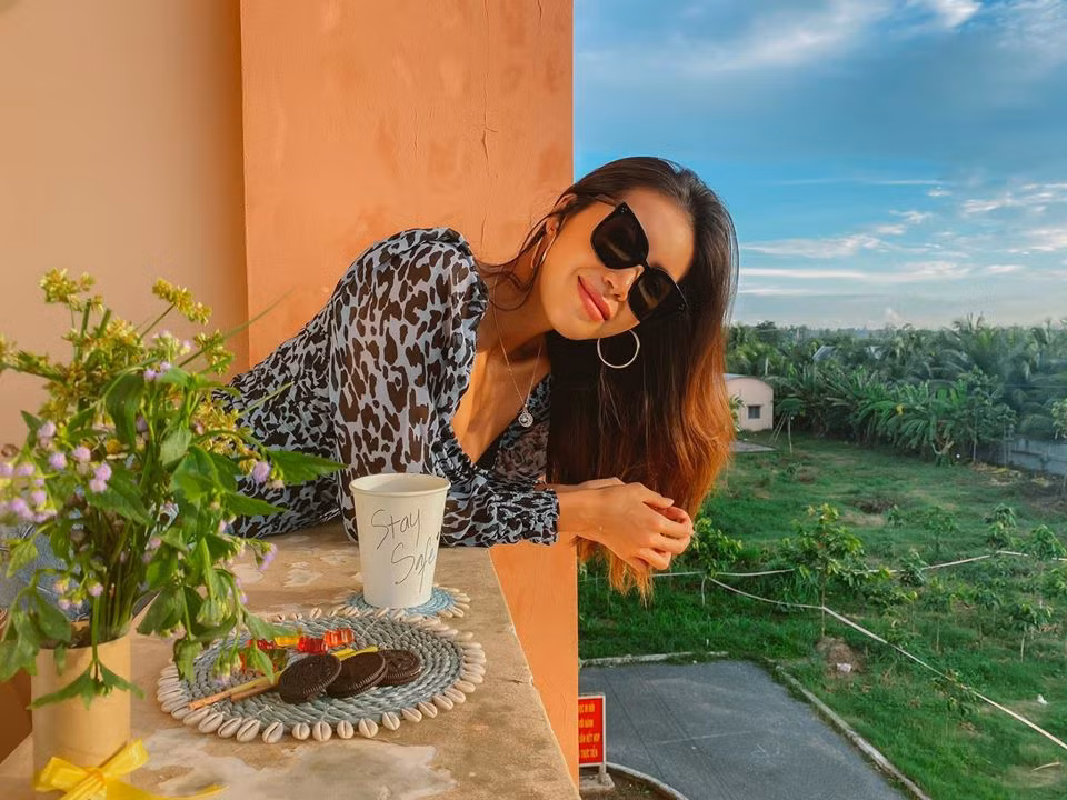 Từ những món đồ đơn giản, Minh Tú vẫn mix-match hài hoà và tạo dáng bắt mắt để khoe ảnh trên trang cá nhân.