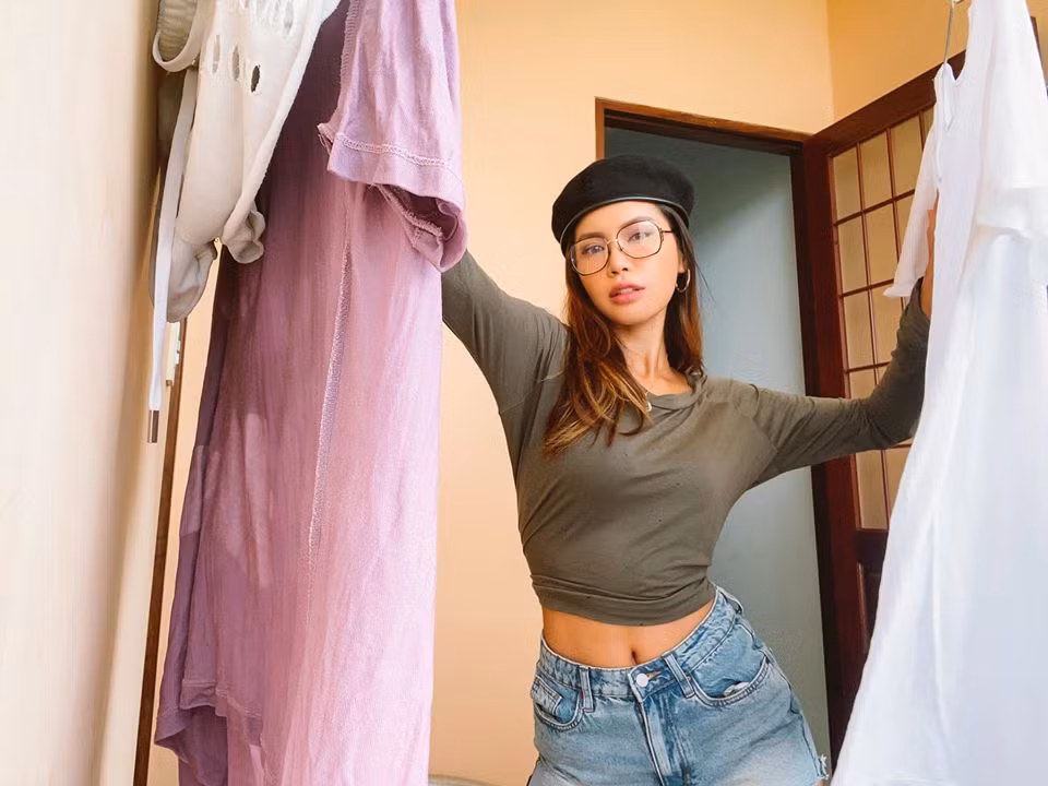 Để bớt nhớ nghề và giúp bản thân có được sự vui vẻ lạc quan khi đi cách ly, Minh Tú thường ăn mặc sành điệu và tạo dáng chuẩn siêu mẫu khi thực hiện các hoạt động ở khu cách ly.