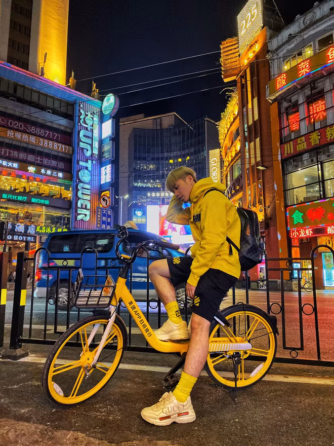 Anh chàng phối đồ khá tinh tế với chiếc áo thun vàng, tất vàng và giày hiệu Gucci.