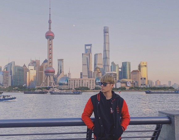 Ngọc Anh xứng danh là một rich kid khi khá chăm diện trang phục hàng hiệu cá tính và check in ở các địa điểm du lịch nổi tiếng thế giới.