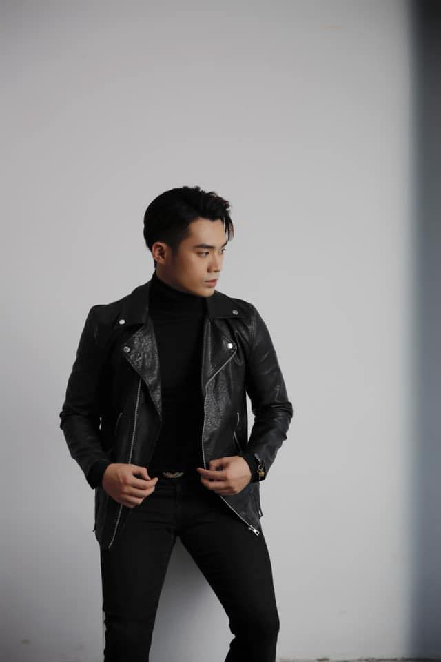 Ngọc Anh diện cả cây đồ đen toát lên khí chất công tử nhà giàu.