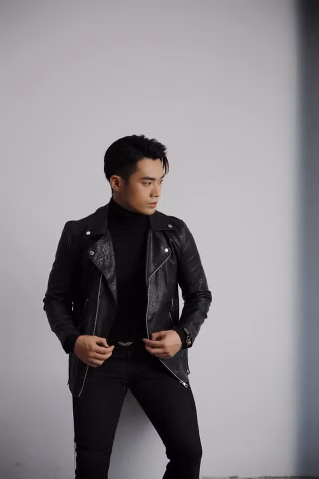 Ngọc Anh diện cả cây đồ đen toát lên khí chất công tử nhà giàu.