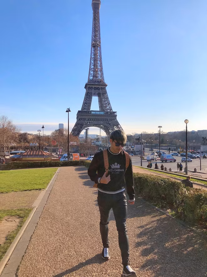 Tủ đồ của anh chàng khá nhiều đồ hiệu từ quần áo đến giày dép.