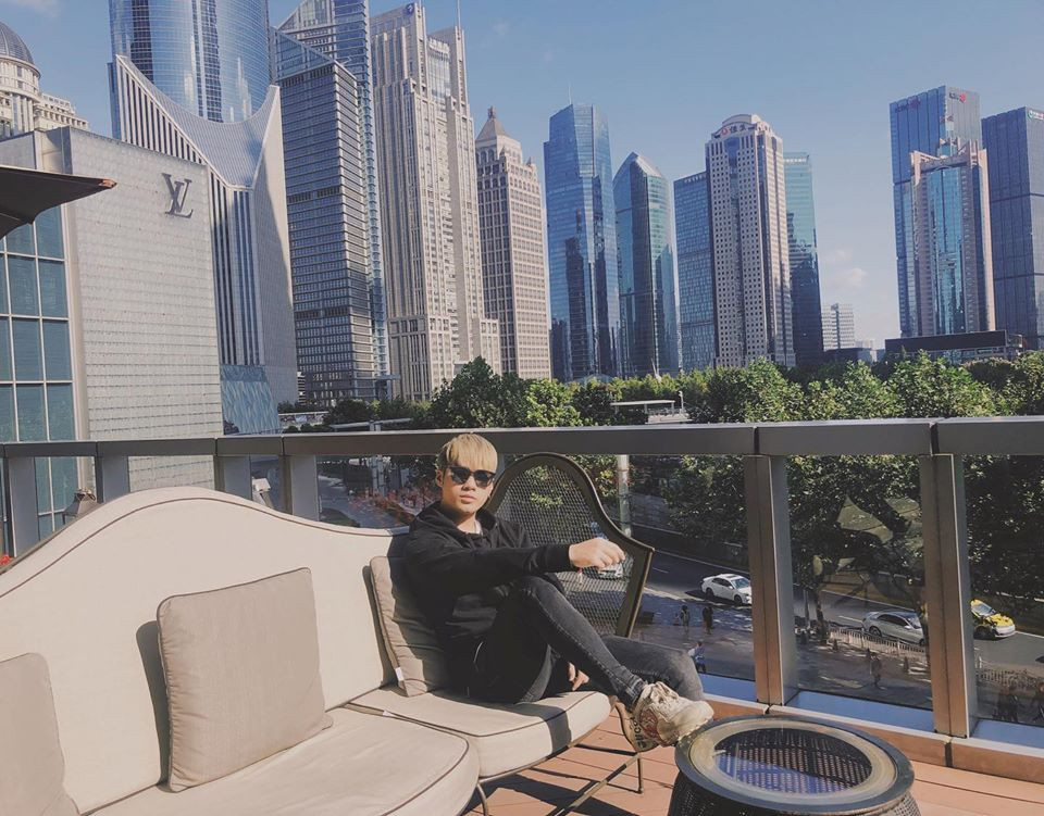 Chàng rich kid này khá chuộng trang phục tông màu đen huyền bí.