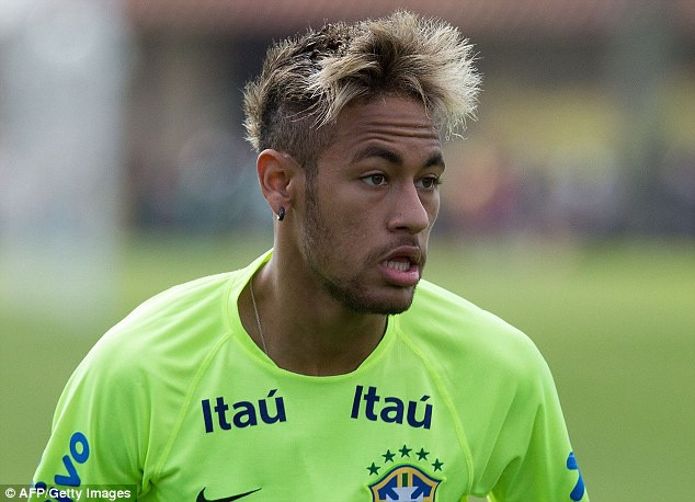 Nhiều kiểu tóc độc đáo của Neymar không được đánh giá cao về mặt thẩm mỹ, song anh vẫn trung thành theo đuổi thời gian dài.