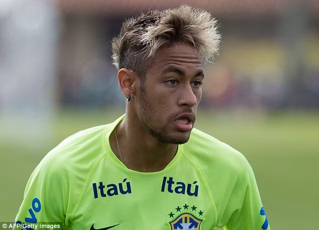 Nhiều kiểu tóc độc đáo của Neymar không được đánh giá cao về mặt thẩm mỹ, song anh vẫn trung thành theo đuổi thời gian dài.