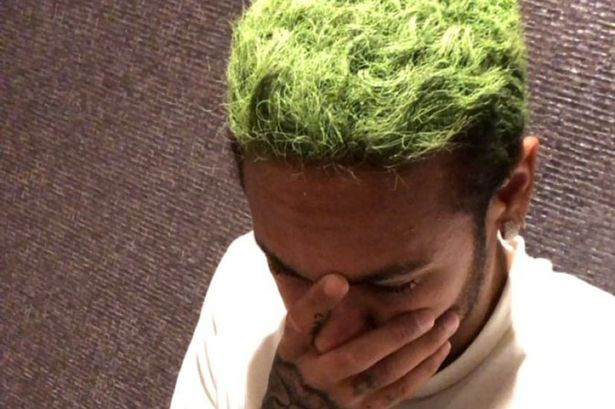 Neymar nhuộm xanh lá cây táo bạo đón Halloween.