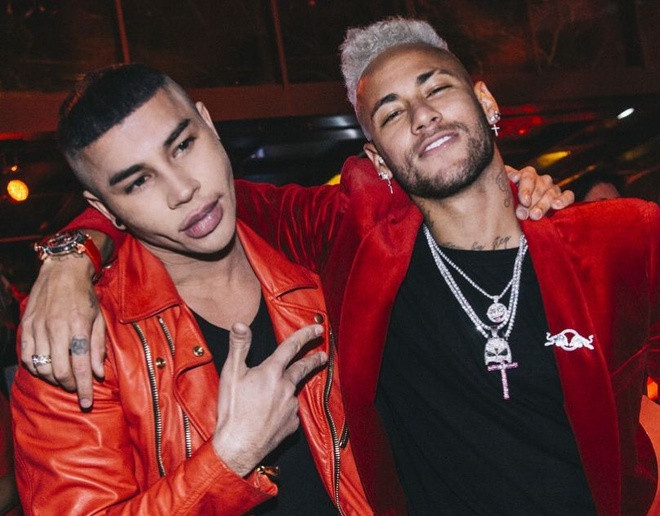 Chàng cầu thủ gốc Brazil trông khá chất chơi khi nhuộm tóc màu bạch kim thời thượng.