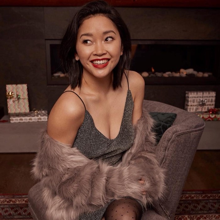 Cô gái Cần Thơ quyến rũ với chiếc váy ngực khoét sâu.