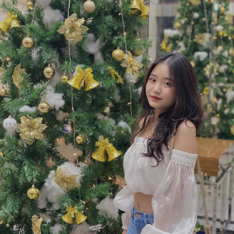 Cô em Phương Uyên cũng chuộng những trang phục croptop khoe vai trần và vòng eo thon. Ảnh: Internet. Video "Minh Hằng chia sẻ về phong cách thời trang". Nguồn: VTC.