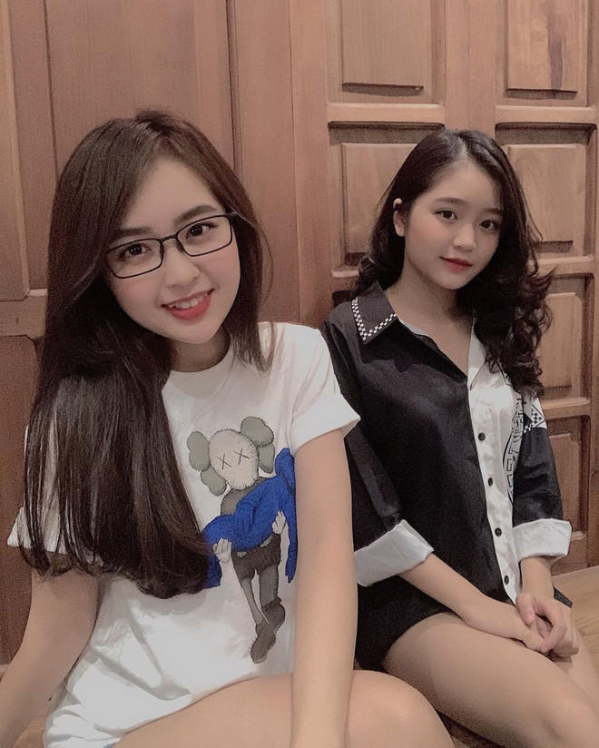 Ở nhà cũng vậy, trong khi cô chị mặc áo phông trẻ trung thì cô em lại chọn đồ ngủ có phần khá "dừ".