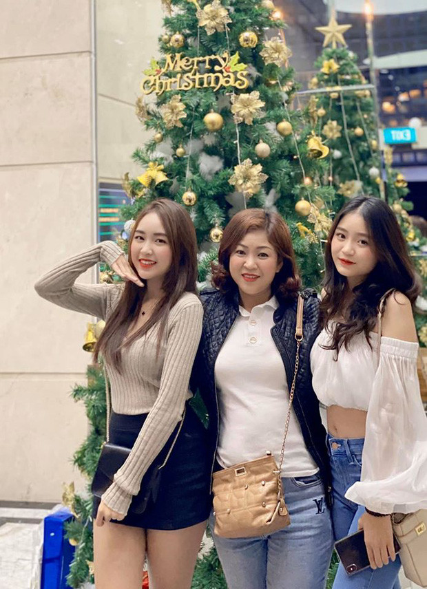 Hai chị em Phương Anh và Phương Uyên thừa hưởng nét đẹp từ mẹ.