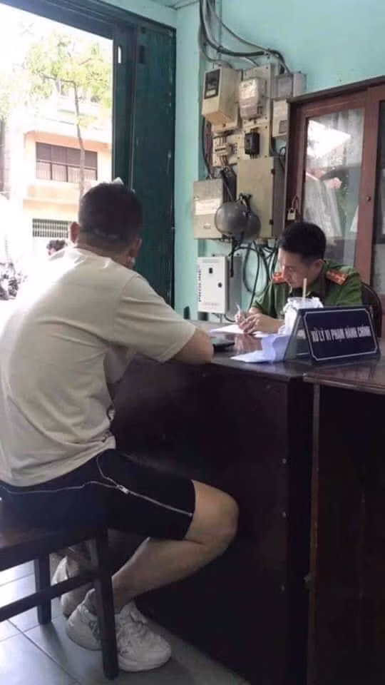 Lo them anh Vu Khac Tiep be bet mau tai don cong an va giay vay no-Hinh-5