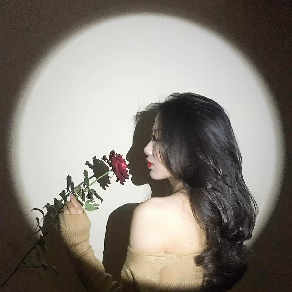 Những hình ảnh gợi cảm hiếm có của Mai Tường Vân trong chiếc áo trễ nải khoe vai trần.