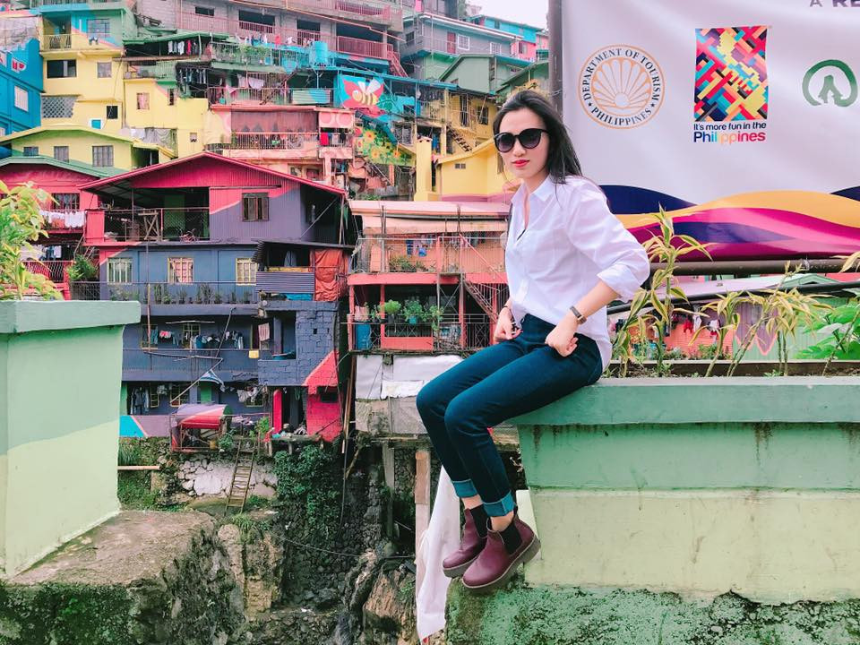 Nữ chính tập cuối Người Ấy Là Ai mùa 3 trông cực ngầu khi phối sơ mi trắng với quần jeans và đôi boot cổ ngắn.