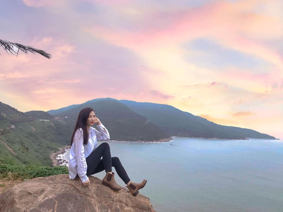 Ngoài ra, cô gái sinh năm 1991 còn gây thiện cảm với ngoại hình bắt mắt, thân hình mảnh mai và gu thời trang giản dị, năng động.