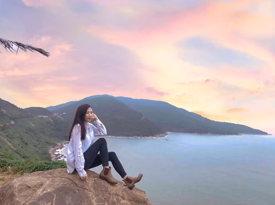 Ngoài ra, cô gái sinh năm 1991 còn gây thiện cảm với ngoại hình bắt mắt, thân hình mảnh mai và gu thời trang giản dị, năng động.