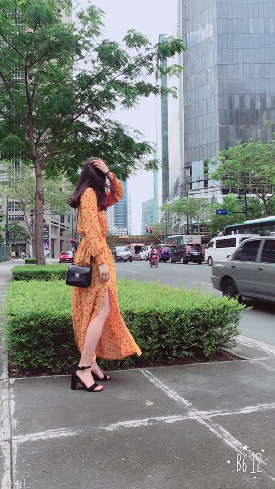 Cô nàng sinh năm 1991 trông cực nữ tính và điệu đà khi diện chiếc váy hoa xẻ tới gối. Ảnh: FBNV. Mời độc giả theo dõi Video "Minh Hằng chia sẻ về phong cách thời trang". Nguồn: VTC.