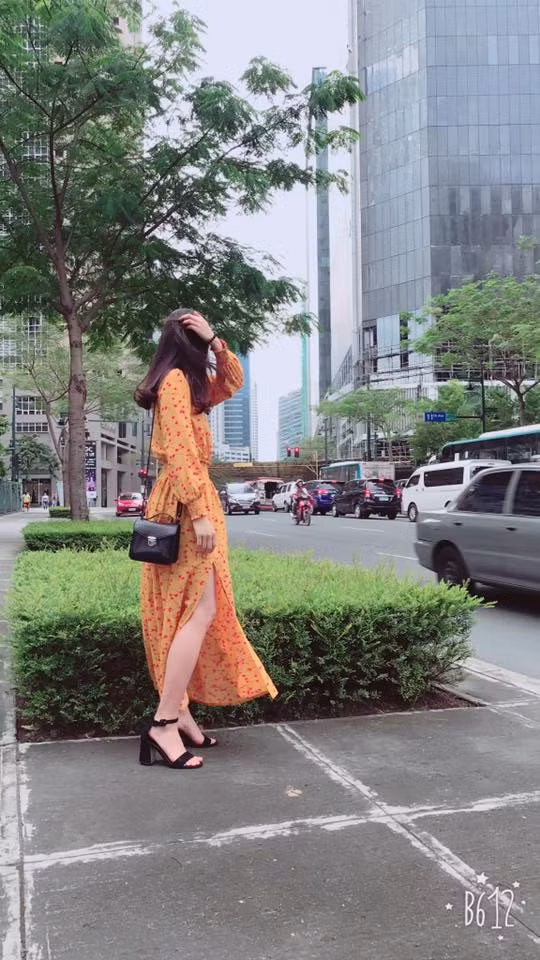 Cô nàng sinh năm 1991 trông cực nữ tính và điệu đà khi diện chiếc váy hoa xẻ tới gối. Ảnh: FBNV. Mời độc giả theo dõi Video "Minh Hằng chia sẻ về phong cách thời trang". Nguồn: VTC.