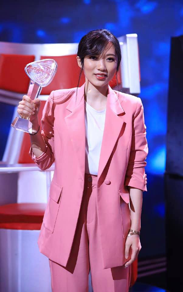 Phong cách thời trang của Mai Tường Vân khá thanh lịch và cá tính.