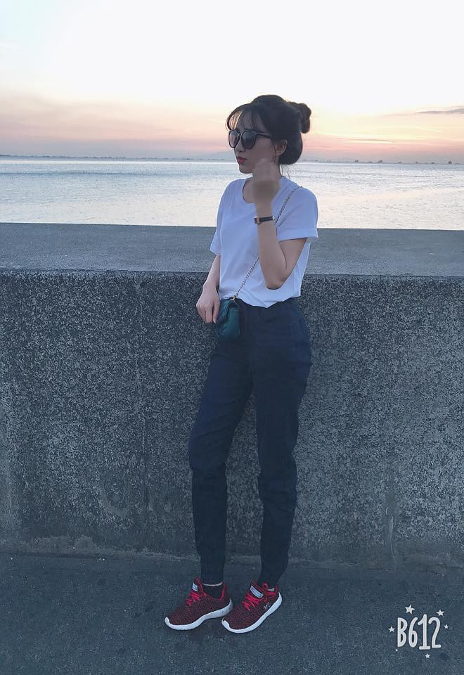 Khi đi chơi, cô mặc áo phông trắng với quần bó trông rất năng động.