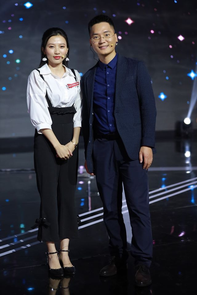 Những chiếc sơ mi trắng là trang phục không thể thiếu trong tủ đồ của Mai Tường Vân. 