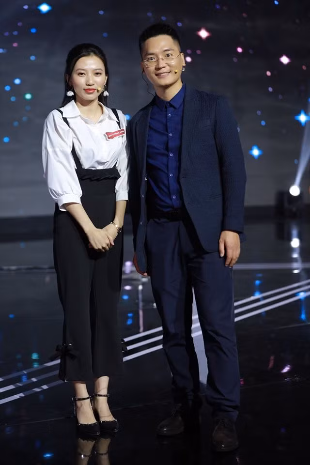 Những chiếc sơ mi trắng là trang phục không thể thiếu trong tủ đồ của Mai Tường Vân. 